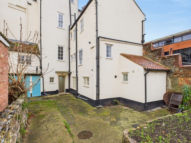 Spacious 2-Bedroom Ground Floor Flat  Main Photo