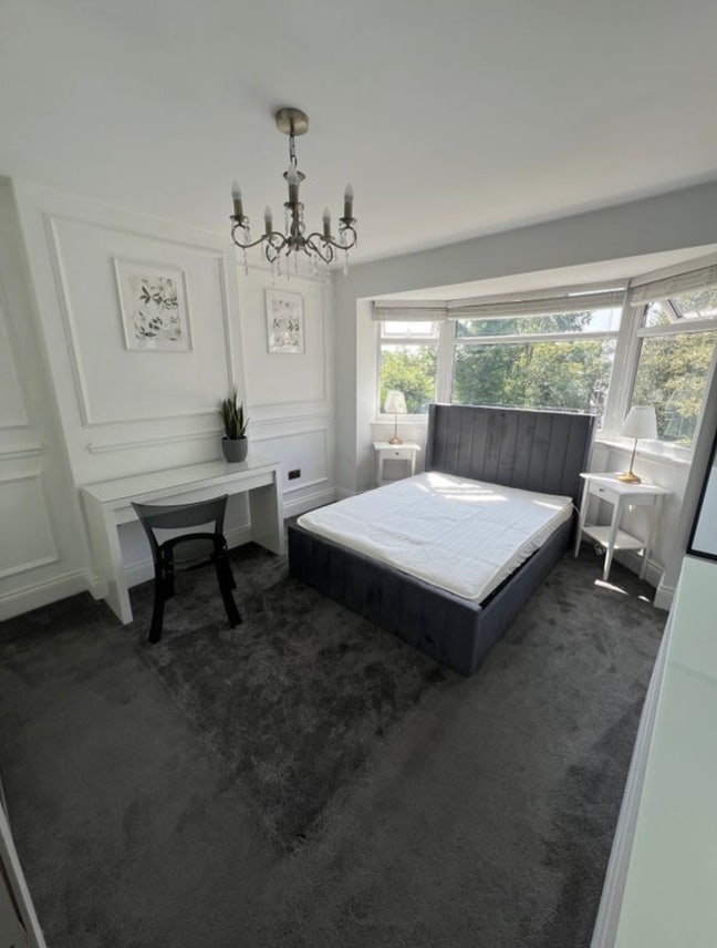 Large Furnished Double Room with En-Suite Main Photo