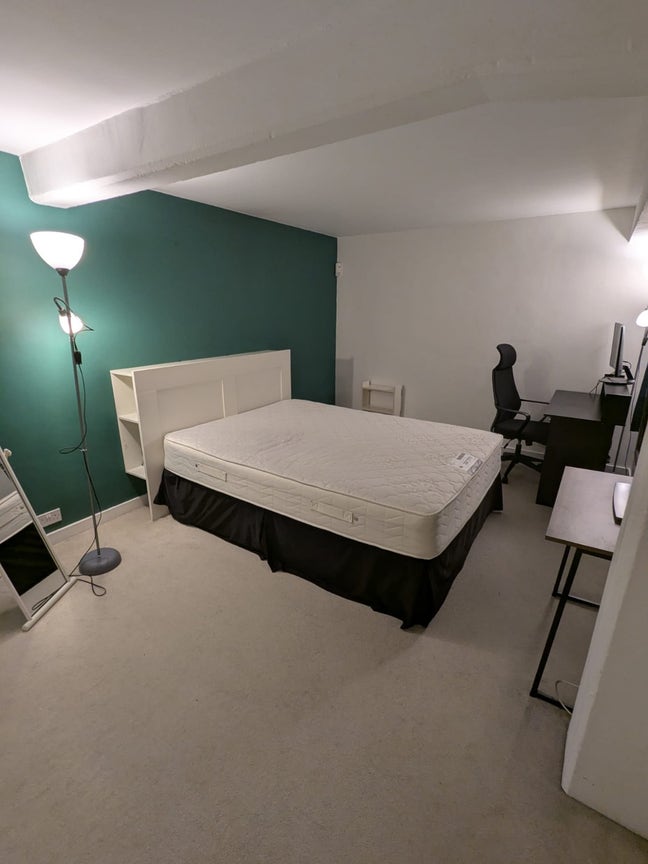 Spacious Double Room in Riverside Wapping Flat Main Photo