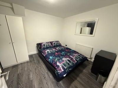 Amazing Double Bed Close to The Putney Station Main Photo