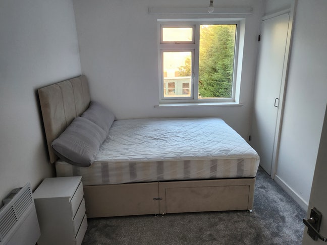 Lovely, newly décorated double bedroom. Main Photo