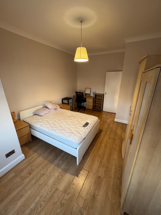 2 Bedrooms Flat  Main Photo