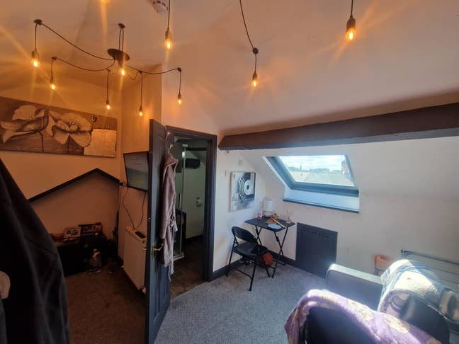 Ensuite rooms 1st month half price.4 mins walk DM Main Photo