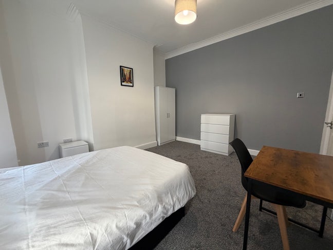 Double Room Available - All Bills Included Main Photo