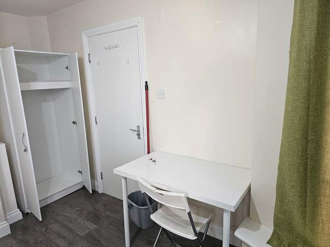 Ensuite room near Colindale and Queenbery  station Main Photo