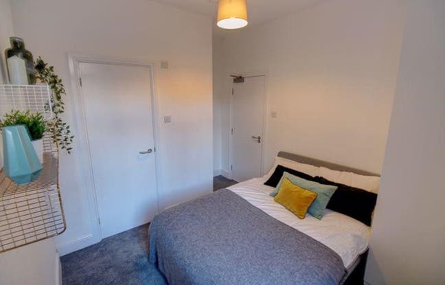 Large 5 Bed House Situated In Polygon Student Area Main Photo