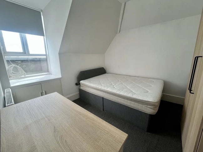 One double room in a 5 bed house Main Photo