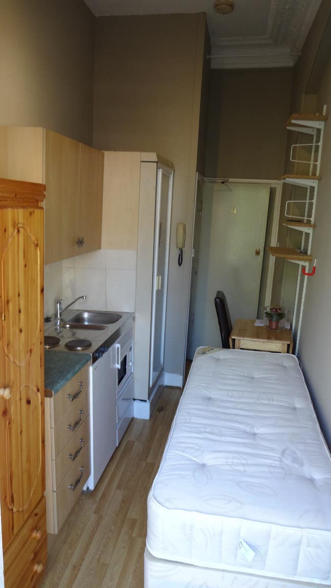 Single bedsit available in West Kensington Main Photo