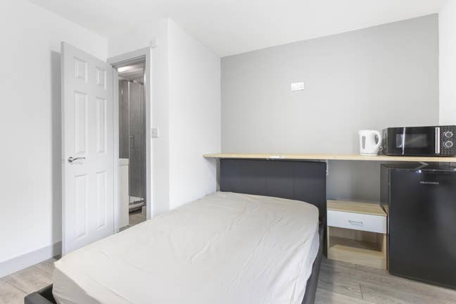 Premium Double Room Near Town Centre Now Available Main Photo