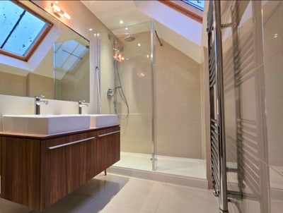 Modern En-Suite Double Room in Duplex Main Photo