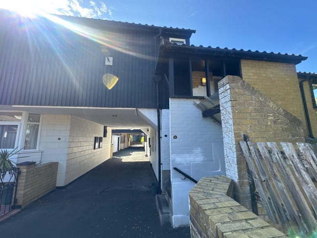 Newly Refurbished 2 Bedroom Flat Main Photo