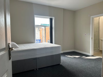 En-Suite Double Room All Bills Included  Main Photo