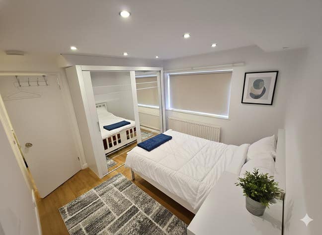 Double Room in Whitley  Main Photo