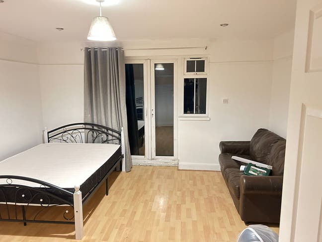 Beautiful Ensuite Furnished Rooms Available  Main Photo