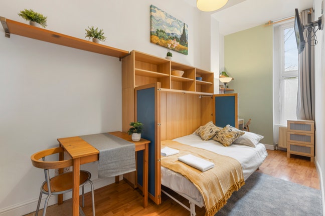 Self Contained Furnished Studio in Earl's Court Main Photo