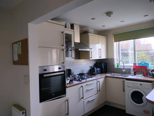 Room available for a minimum of 2 months starting  Main Photo