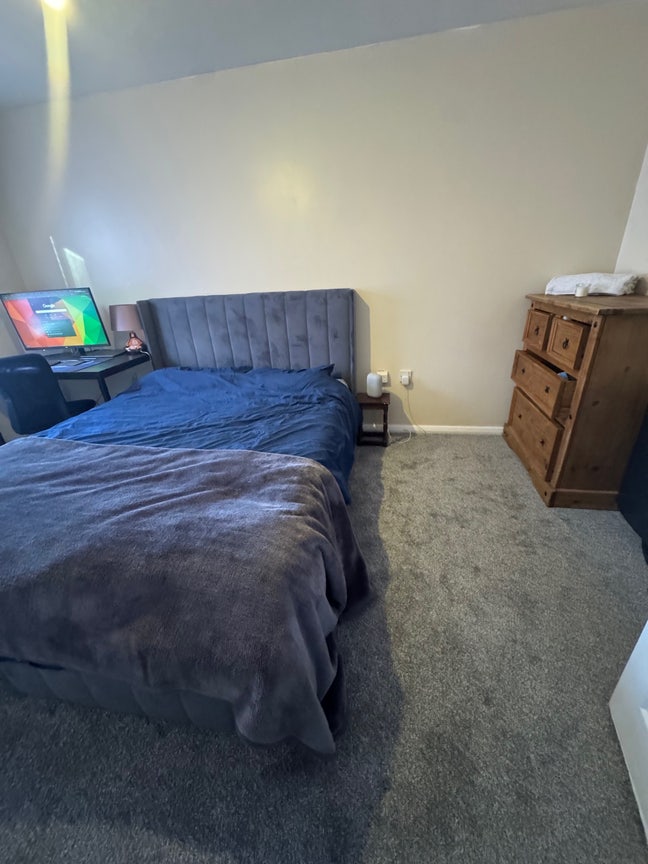 Room to rent with ensuite shower Main Photo