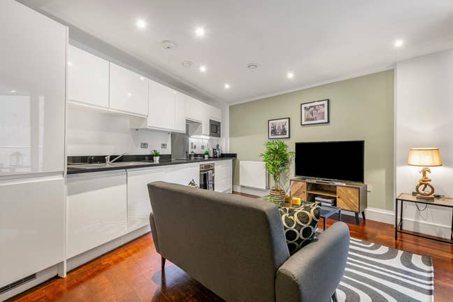 Two Bed/One BathApt at Canary Gateway in Limehouse Main Photo