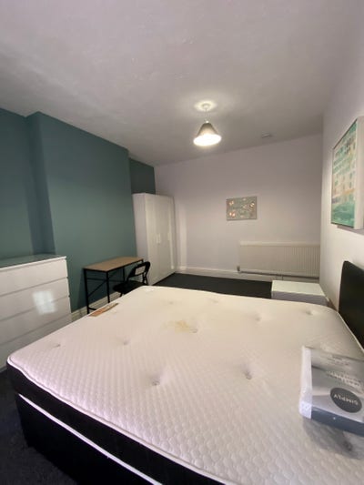 Large Double Room available - Furnished Main Photo