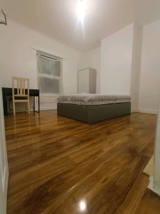 Double bed with shared living Room M6  Main Photo