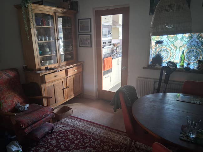 Location location and large bedroom  Main Photo