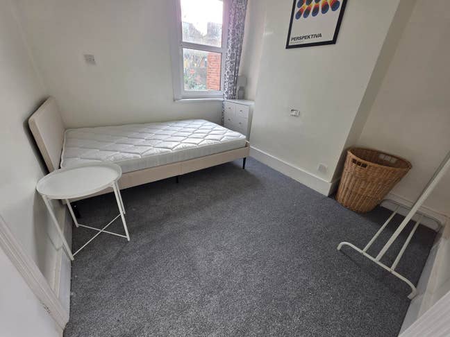 Lovely Double Room Available In a Relaxed Home Main Photo