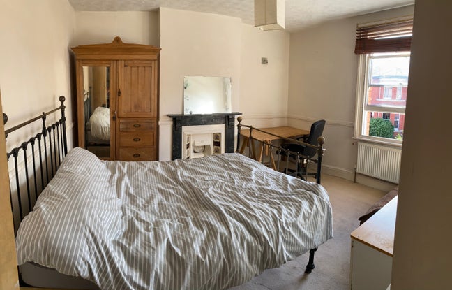 Room in shared house Main Photo