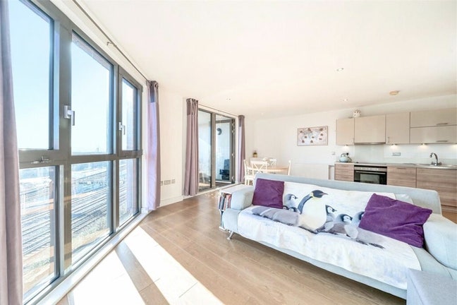 💫 Bright Double Room in Modern 3-Bed Flat  Main Photo