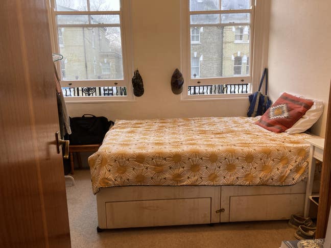Cute sun filled room available in West Kensignton Main Photo