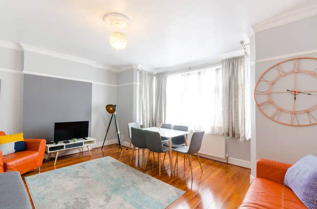 Available 01/2026: Spacious 3-Bed Split-Level Flat Main Photo