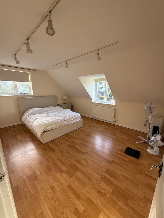 Room in spacious 5 bed detached house Main Photo