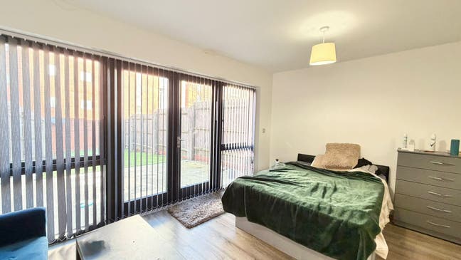 🏡 Premium Double Room | 5-Bed, 3 Bath | Garden  Main Photo