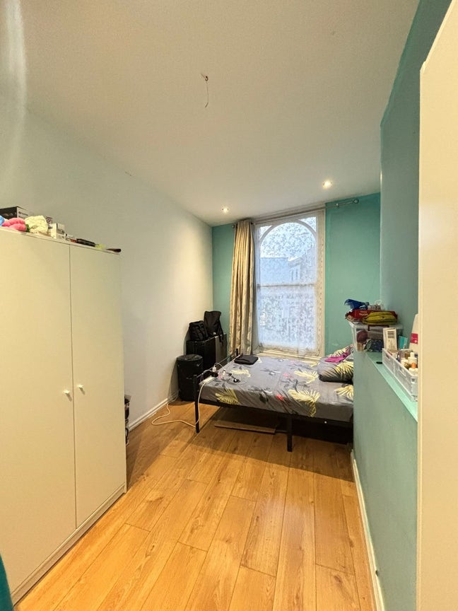 Bright Fully-Furnished Double Room   SE5  Main Photo