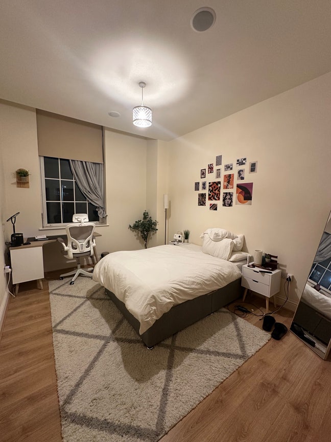 One bedroom available in my 2 bedroom flat  Main Photo