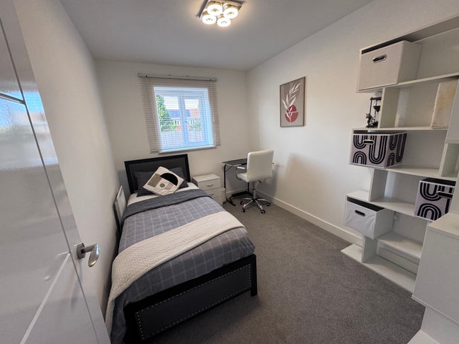 Spacious Room for Rent - TA4 Main Photo