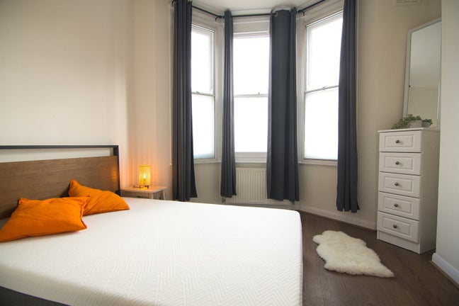 Beautifully decorated  master Nine Elms Main Photo