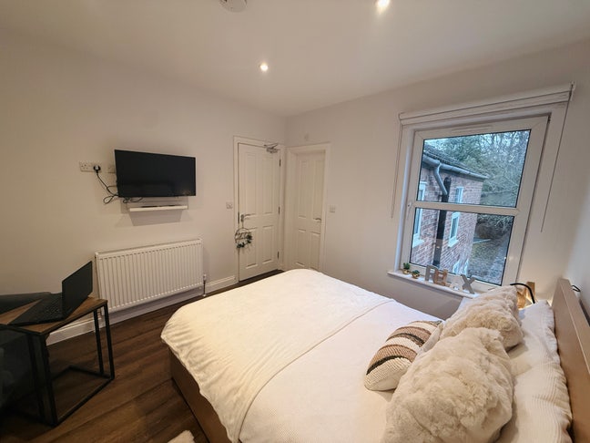 Lovely Large Ensuite Room Main Photo