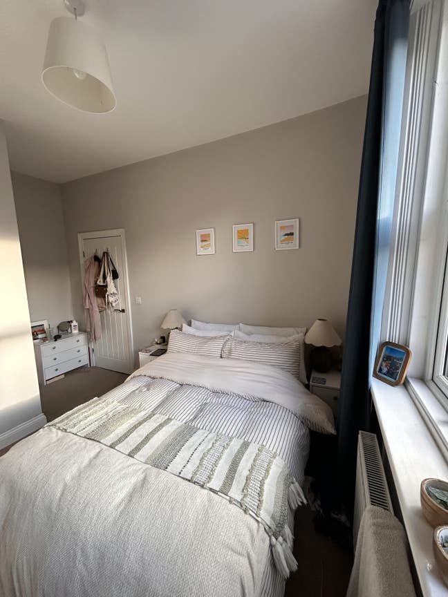 En-suite modern room available ASAP Main Photo