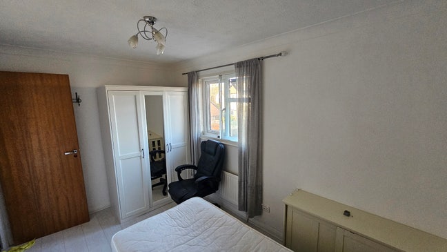 Medium size room Main Photo