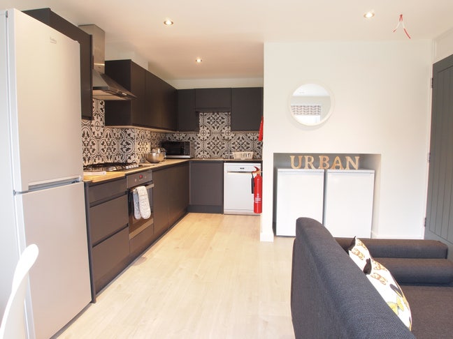 LARGE Ensuite -Tram/Tube Links + Free Parking🚘​ Main Photo