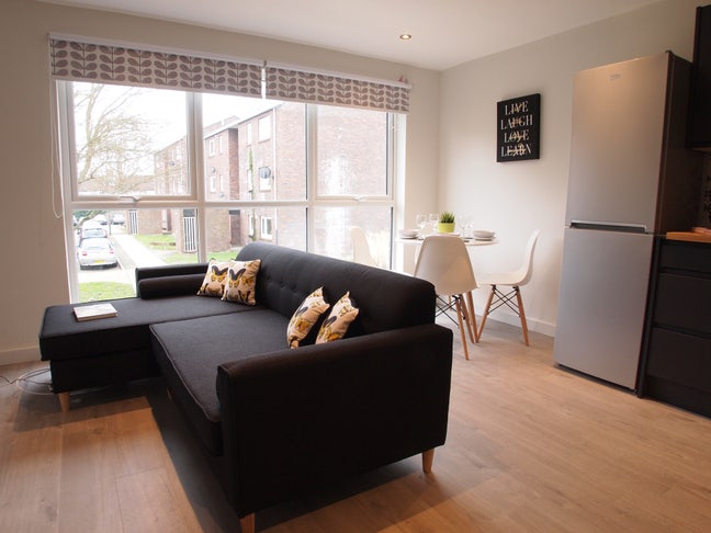 LARGE Ensuite -Tram/Tube Links + Free Parking🚘​ Main Photo