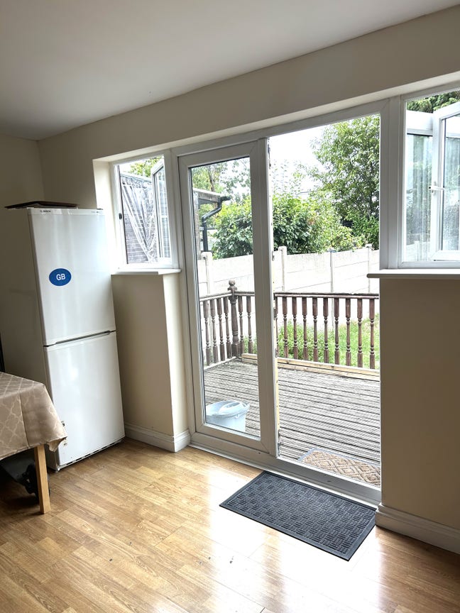 Double room in house share with private garden Main Photo