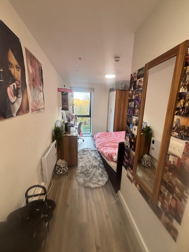 Urgent Room Available  Main Photo