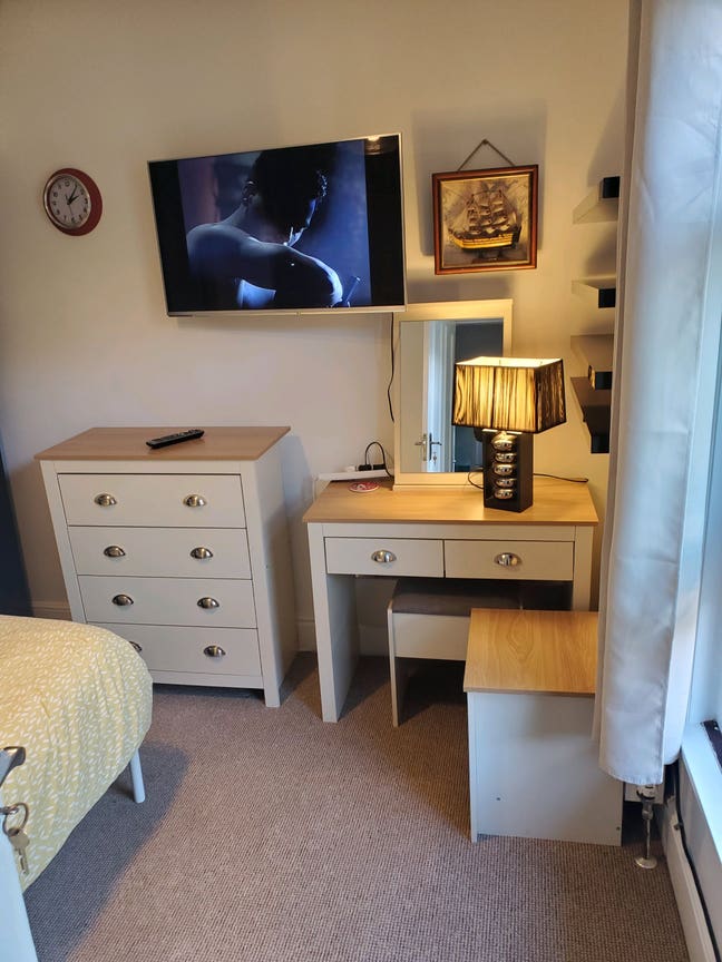 Bedroom for rent Main Photo