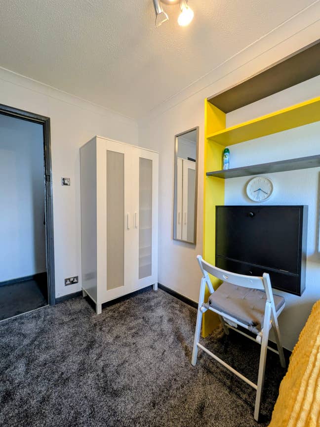 Bright Room Near Shops & Buses – All Bills In Main Photo