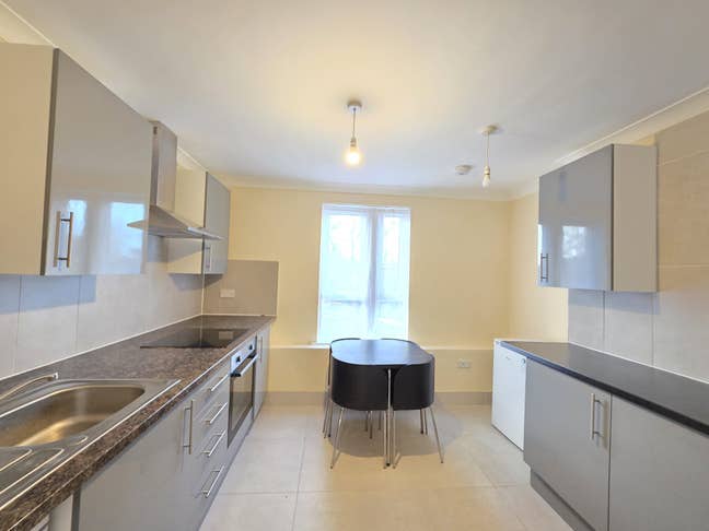 3 Double  Rooms/En Suite/Bills inc/No Deposit Main Photo