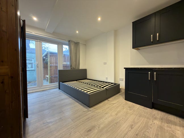 Double en-suite rooms available immediately  Main Photo