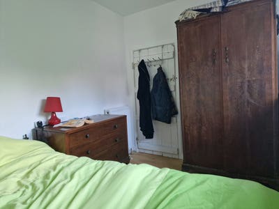 Single bedroom in a large stone built house Main Photo