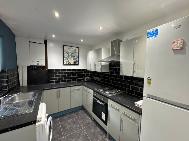 5 Bedroom Student Houseshare - Needham Road, L7 Main Photo