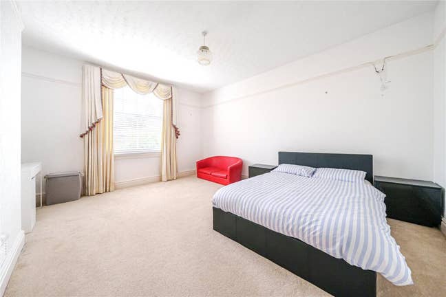 Double Room with Driveway Parking 🚐 Main Photo